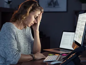 دراسة: هل تحمي نظارات الضوء الأزرق العينين من ضوء الشاشة