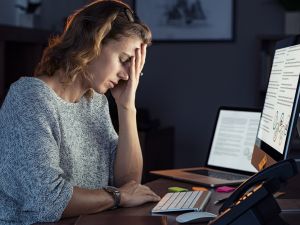 دراسة: هل تحمي نظارات الضوء الأزرق العينين من ضوء الشاشة