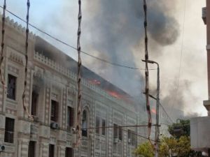 حريق ضخم في مبنى وزارة الأوقاف المصرية
