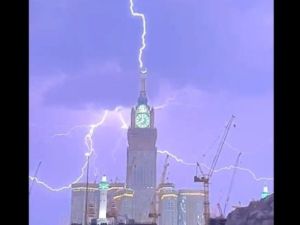 صواعق في سماء مكة المكرمة