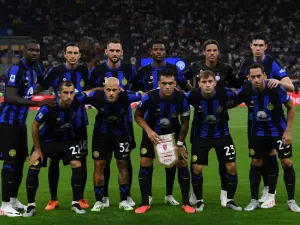 Inter Milan's team poses before the Italian Serie A football match Inter Milan vs Monza at the San Siro stadium in Milan, on August 19, 2023. (Photo by Isabella BONOTTO / AFP)