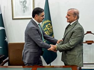 كاكار (يمين) مصافحا الرئيس عارف علوي