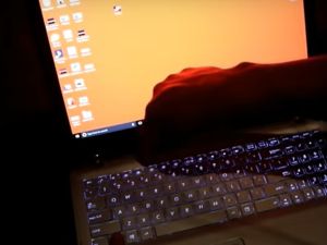 دراسة: الذكاء الاصطناعي يستطيع سرقة كلمات المرور عبر الاستماع لضربات لوحة المفاتيح