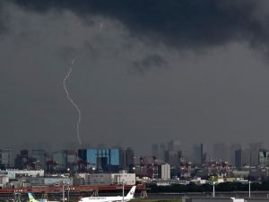 تسببت العاصفة في انقطاع الكهرباء عن أكثر من 160 ألف منزل