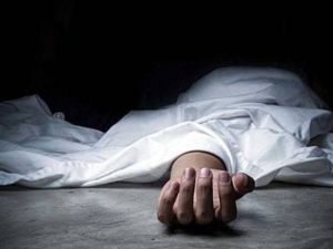 قام المتهم بطعن الإمام المجني عليه بسلاح أبيض أمام المسجد