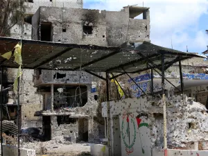 دمار في مخيم عين الحلوة جراء الاشتباكات التي خلفت 12 قتيلا (أ ف ب)