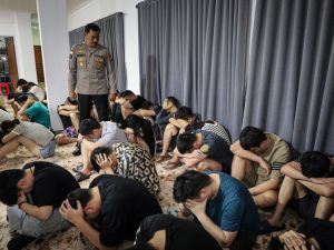 بين ضحاياها مسؤولون صينيون.. اندونيسيا تفكك عصابة "احتيال عاطفي" عبر الانترنت 