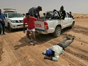 ليبيا وتونس تضعان حدا لمأساة المهاجرين العالقين على حدودهما