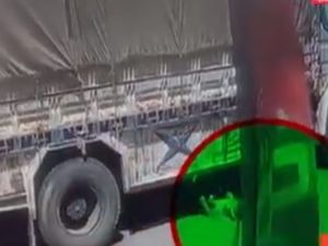  لحظة دهس سائق دراجة نارية وطفلته في سوريا 