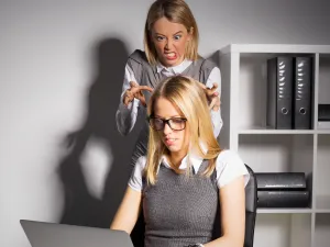 5 نصائح هامة للتعامل مع الزملاء الفضوليين في العمل