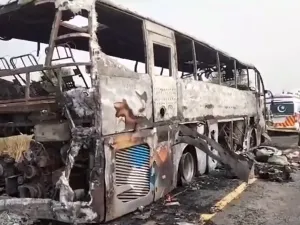 مقتل 20 شخصا حرقا اثر اصطدام حافلة بشاحنة محملة بوقود في باكستان
