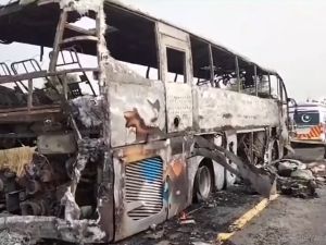 مقتل 20 شخصا حرقا اثر اصطدام حافلة بشاحنة محملة بوقود في باكستان