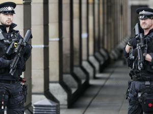 عنصران من الشرطة البريطانية