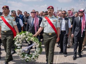 الملك عبد الله الثاني ونجله الأمير الحسين في جنازة جمال الشوابكة