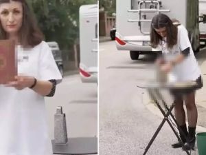  لحظة تمزيق الفنانة الدنماركية المصحف أمام السفارة الإيراني