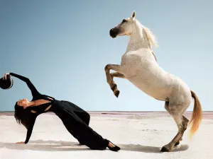 نقاد الأزياء يشيدون بأداء كيندال جينر ضمن حملة ستيلا مكارتني مع الأحصنة