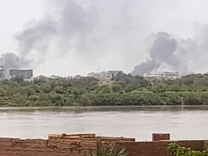 دخان يتصاعد من أحياء العاصمة خرطوم جراء المعارك العنيفة