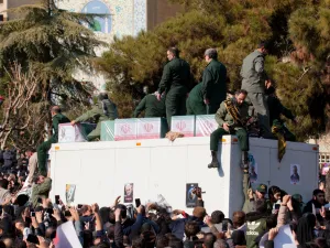تلوح ايران بالاجتياح البري وإقامة قواعد عسكرية في شمال العراق كما فعلت تركيا.