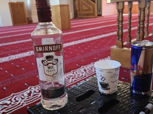 مجهول يشرب الفودكا بمسجد في إسطنبول 