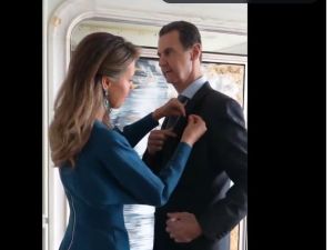 اسماء تجهز زوجها الرئيس الاسد قبيل مأدبة الغداء مع الرئيس الصيني