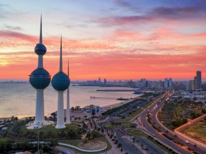 اعتقلت قوات الامن الزوج الذي فشل بالفرار من منزله اثناء مداهمة قوات الشرطة