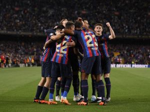 برشلونة في مهمة صعبة اليوم أمام بيتيس (Photo by Josep LAGO / AFP)