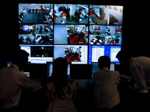 الشاشات الذكية تتجسس على الاسرة 