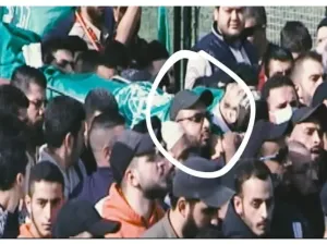 صورة لعنصر حماس الجاسوس الاسرائيلي يشيع صديقه 