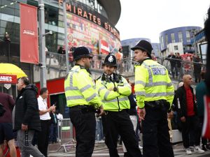 شرطيون بريطانيون يرفضون حمل اسلحتهم بعد اتهام احدهم بقتل شاب اسود