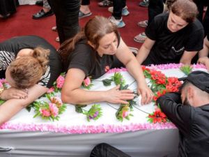 الصالة “تحتوي على ديكور مصنع من مادة البلاستك سريعة الاشتعال