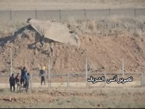 اقتحم متظاهرون فلسطينيون السياج الفاصل  شرق مدينة جباليا شمال قطاع غزة، واعتلو دشمة لقناصة الاحتلال.