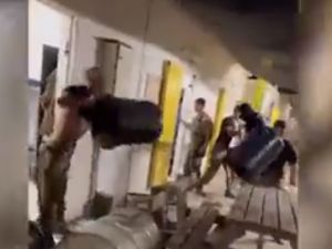 جنود اسرائيلون يحطمون محتويات قاعدتهم العسكرية في نوبة شغب هستيرية (فيديو)