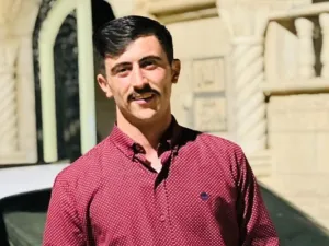  الشاب الفناطسة أقام سهرة شباب يوم الثلاثاء، وهو يوم "حنة العريس"