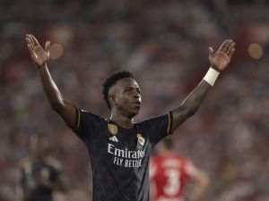 فينيسيوس جونيور Real Madrid's Brazilian forward #07 Vinicius Junior celebrates scoring his team's third goal during the Spanish Liga football match between UD Almeria and Real Madrid CF at the Municipal Stadium of the Mediterranean Games in Almeria on August 19, 2023. (Photo by JORGE GUERRERO / AFP)