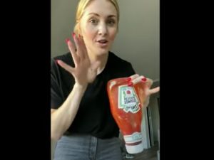 حيلة "عبقرية" للحصول على محتوى زجاجة الكاتشب