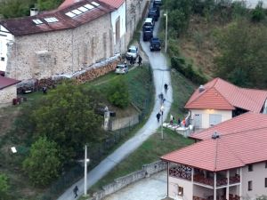 سلطات كوسوفو تسيطر على دير احتمى فيه مسلحون بعد قتلهم شرطيا