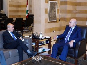 المبعوث الفرنسي الخاص إلى لبنان جان إيف لودريان مجتمعا مع رئيس حكومة تصريف الاعمال نجيب ميقاتي