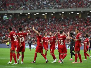 ليفربول يتحدى توتنهام اليوم (Photo by MOHD RASFAN / AFP)
