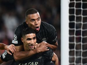 مبابي وحكيمي خلال مواجهة باريس سان جيرمان وبوروسيا دورتموند (Photo by Miguel MEDINA / AFP)