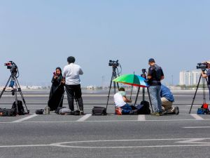 إعلاميون ينتظرون بمطار الدوحة الدولي 18 سبتمبر 2023 وصول الطائرة القطرية التي تقلّ 5 مواطنين أميركيين كانوا محتجزين في إيران (أ.ف.ب)