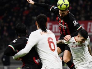 ميلان يحل ضيفا على روما اليوم (Photo by Filippo MONTEFORTE / AFP)