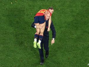 ورفض روبياليس  الاستقالة من منصبه كرئيس للاتحاد الإسباني، قائلا إنه "لم يرتكب أي خطأ وأن القبلة كانت بالتراضي".