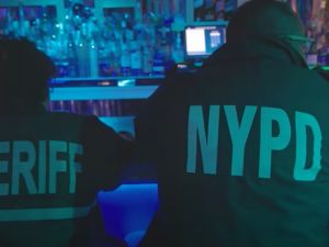 رجل يلقي جدته من النافذة ويطعن أمه ويحاول الانتحار