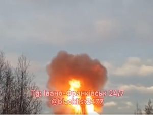 اندلاع حريق هائل بخط أنابيب نفط في أوكرانيا (فيديو)