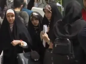 تصل حتى السجن 10 سنوات.. برلمان ايران يغلظ عقوبة عدم الالتزام بالحجاب 