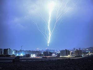 برق يضرب برج الساعة في 27 سبتمبر 2023