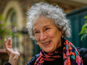 من هي الكاتبة مارغريت أتوود ؟