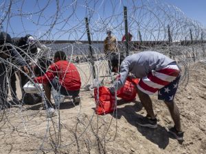 تدفق آلاف المهاجرين من المكسيك إلى ولاية تكساس