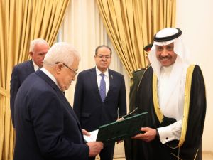  الرئيس الفلسطيني يتسلم أوراق نايف السديري كسفير فوق العادة