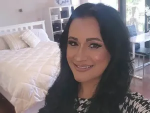 تكسب رزقها من تأجير نصف سريرها للغرباء "شريطة عدم اللمس"